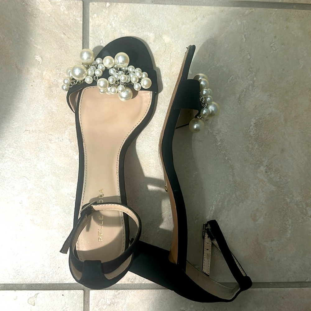 Pelle moda women’s pearl ankle strap sandal size 8.5